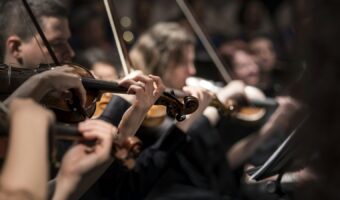 バイオリンを演奏するオーケストラ